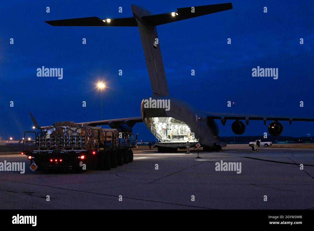 Un K-loader si sposta in posizione dietro una forza aerea degli Emirati Arabi Uniti (Emirati Arabi Uniti) C-17 Globemaster III 26 gennaio 2020, alla base dell'aeronautica di dover, Deli. Il K-loader trasportava merci vendute agli Emirati Arabi Uniti attraverso il programma di vendita militare straniera. (STATI UNITI Air Force foto di Senior Airman Eric M. Fisher) Foto Stock