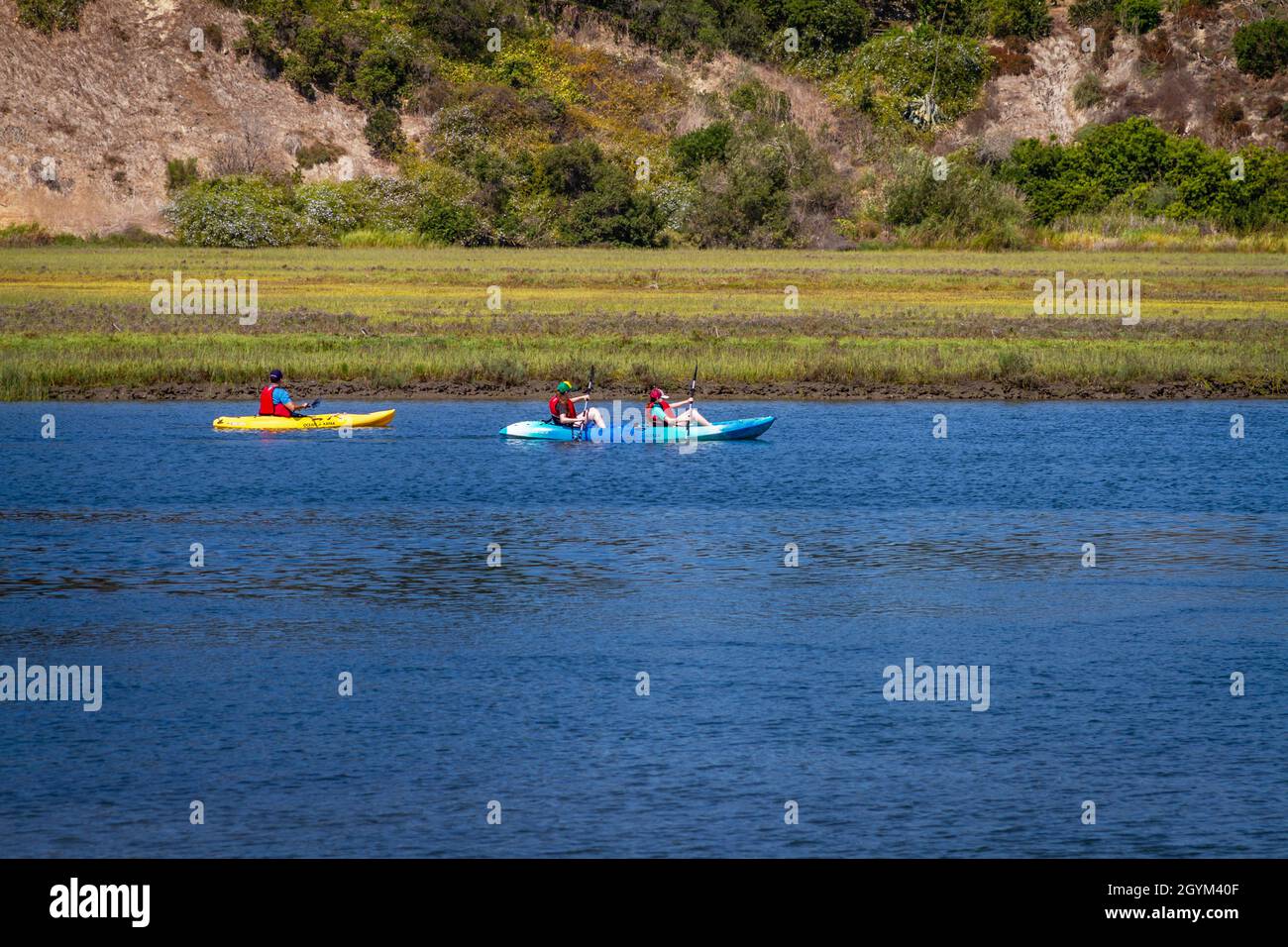 Newport Beach, California, USA – 12 agosto 2021: Kayak nella Upper Newport Bay, situata a Newport Beach, California. Foto Stock