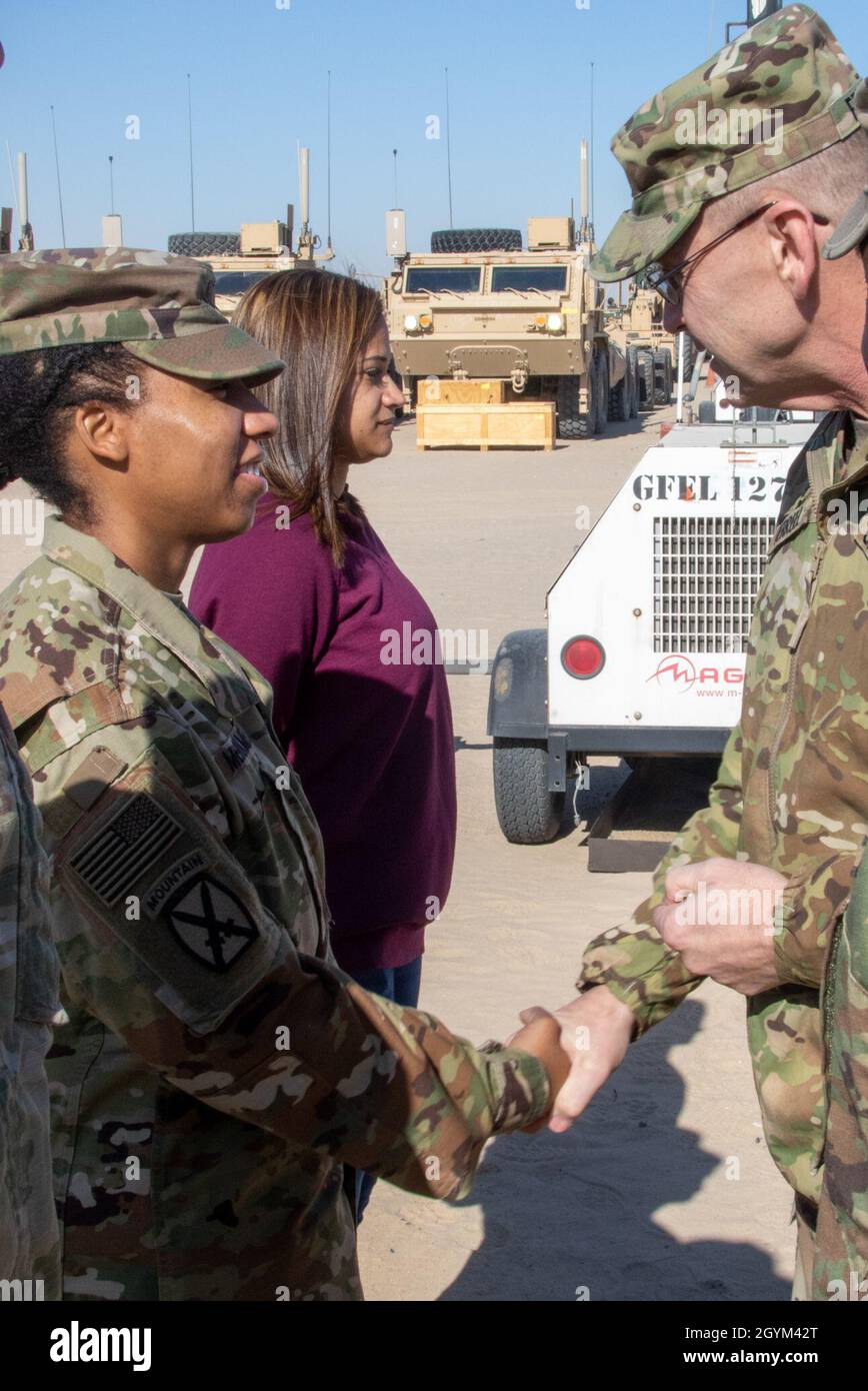 Il Gen. Terry Ferrell, comandante generale, US Army Central, si congratula con il Chief Warrant Officer 3 Princess McNammee, capo del movimento, 401st Army Field Support Brigade, per tutto il suo duro lavoro a Camp Arifjan, Kuwait, 27 gennaio 2020. Ferrell ha visitato il 401° AFSB per ricevere un aggiornamento sullo stato di avanzamento del movimento delle attività correnti nell'area di responsabilità del comando Centrale degli Stati Uniti. (STATI UNITI Foto dell'esercito dello staff Sgt. Godot G. Galgano) Foto Stock