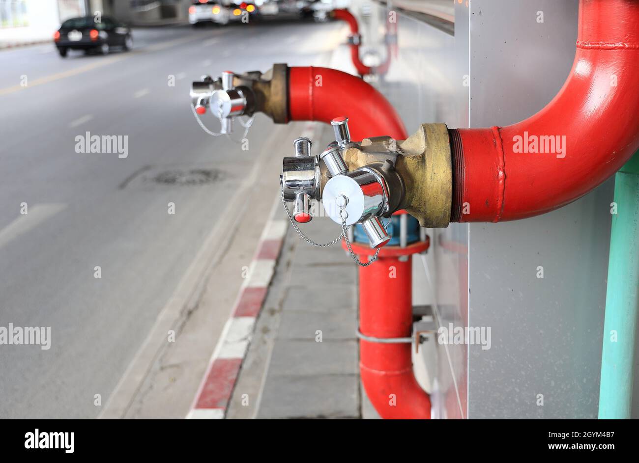 Tubi standard per idranti antincendio o collegamento con presa di fuoco in un edificio alto per l'alimentazione dell'acqua nell'impianto in caso di emergenza. Concetto di attrezzatura antincendio, Foto Stock Tubi standard per idranti antincendio o collegamento con presa di fuoco in un edificio alto per l'alimentazione dell'acqua nell'impianto in caso di emergenza. Concetto di attrezzatura antincendio, Foto Stock