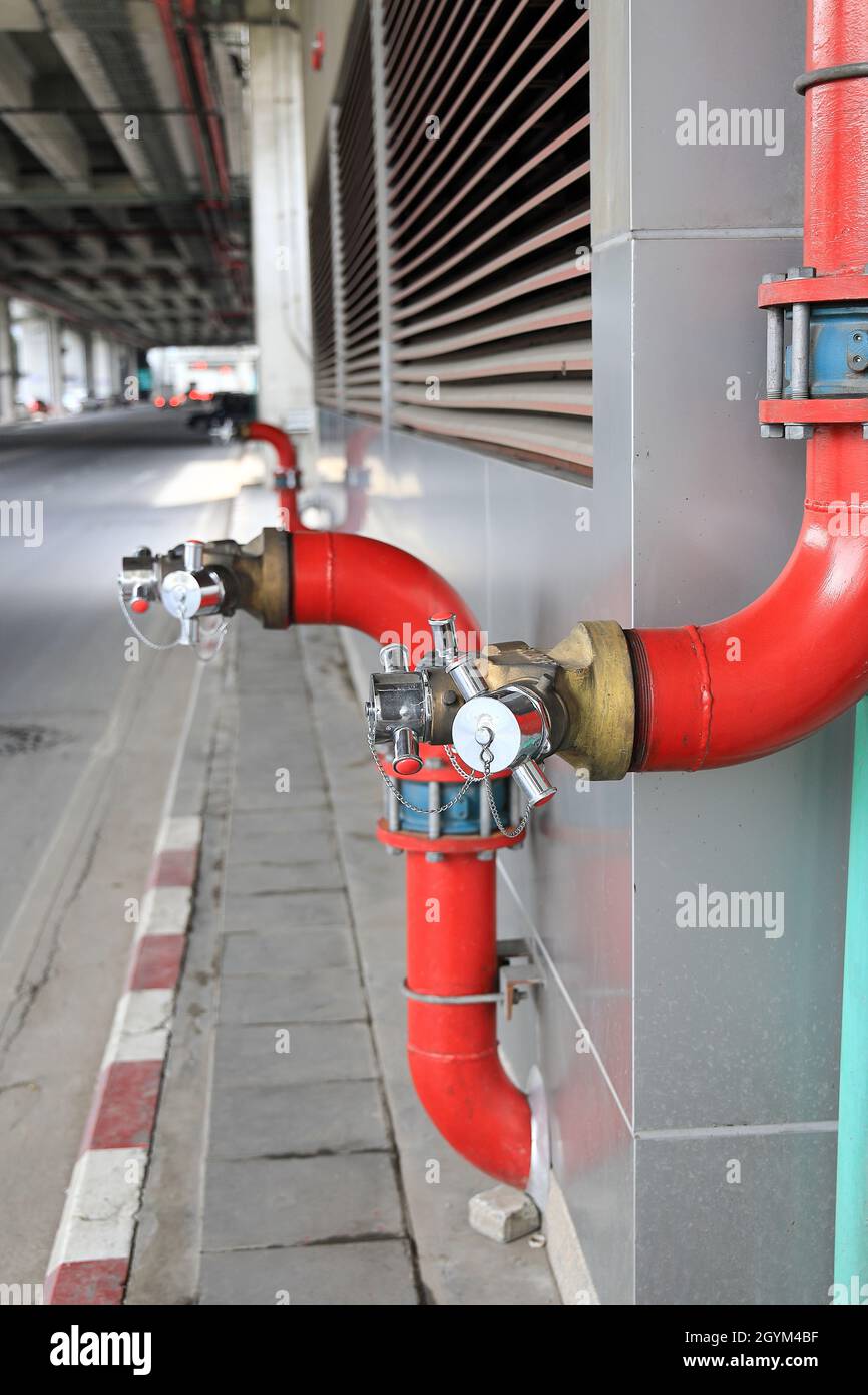 Tubi standard per idranti antincendio o collegamento con presa di fuoco in un edificio alto per l'alimentazione dell'acqua nell'impianto in caso di emergenza. Concetto di attrezzatura antincendio, Foto Stock