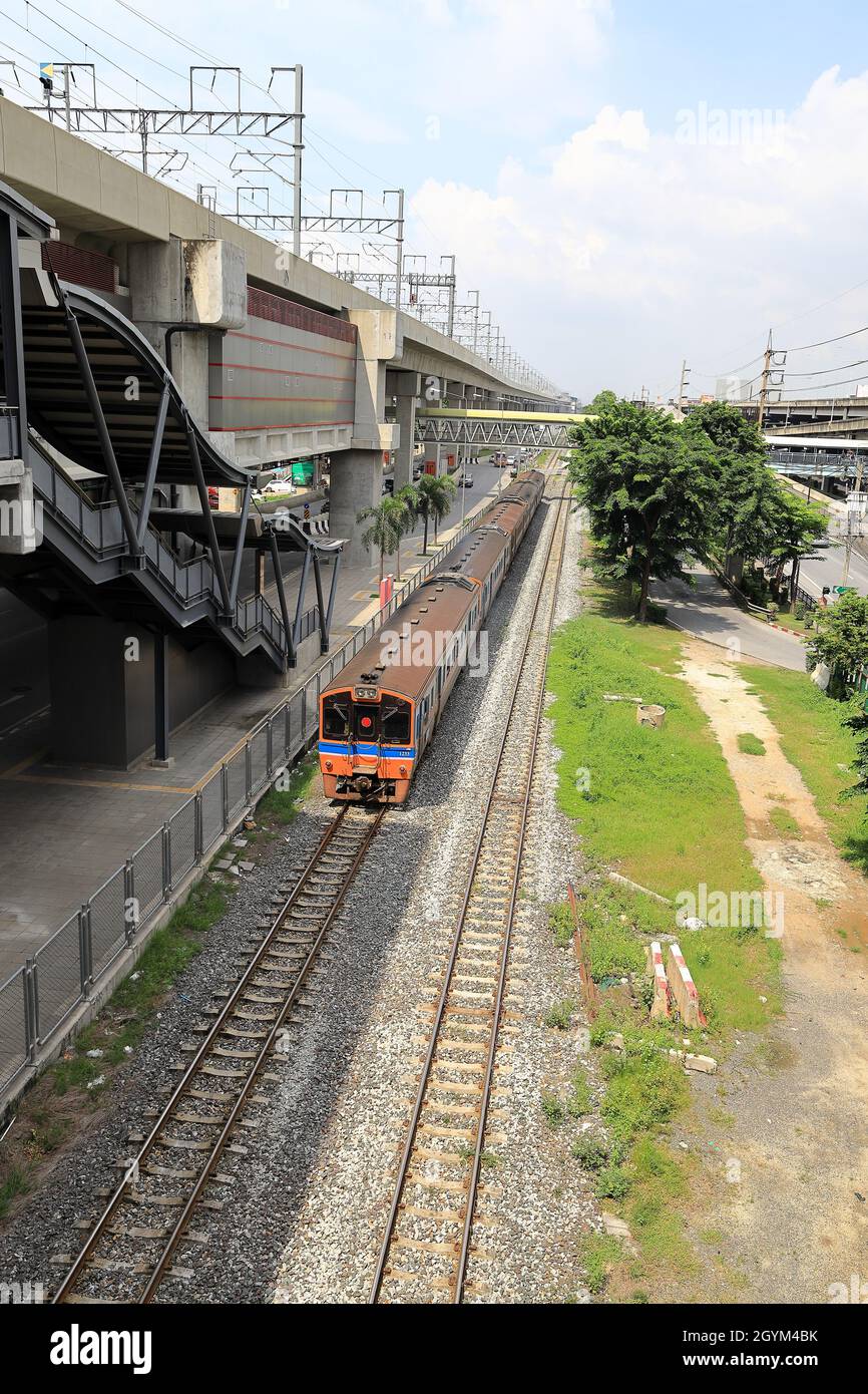 Treno in servizio su ferrovia a due binari per il trasporto. Foto Stock