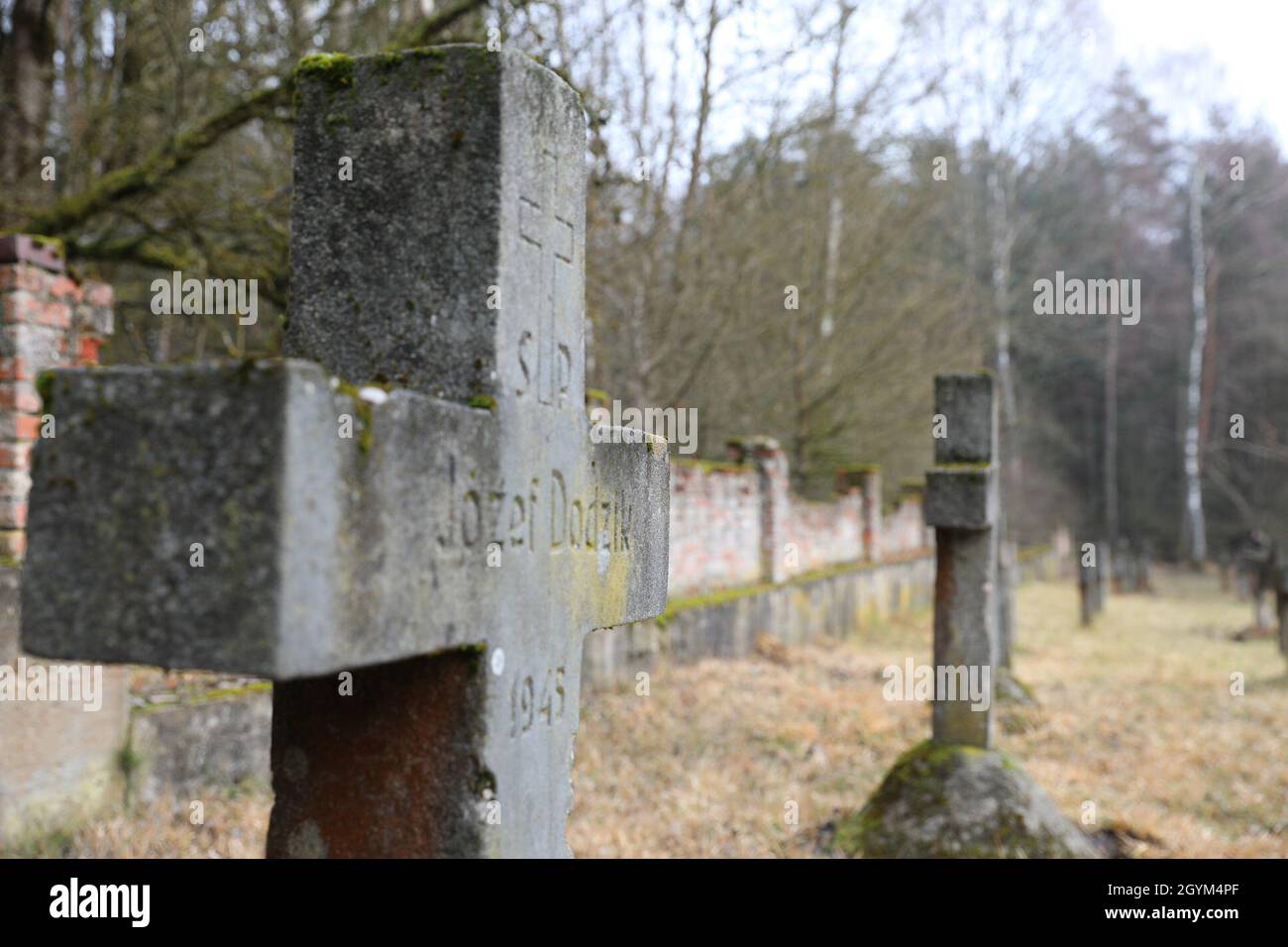 Il cimitero polacco è un sito culturale designato in cui gli sfollati del dopoguerra II sono stati deposti e commemorati a Hohenfels, in Germania. (STATI UNITI Foto della Guardia Nazionale dell'Esercito da parte dello staff Sgt. Gregory Stevens) Foto Stock