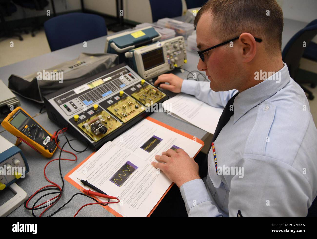 U.S. Air Force Airman Blanford Boston, 338° studente di Squadron, prova i circuiti di modulazione di ampiezza durante il corso comune di supporto al Cyber Space all'interno di Dolan Hall alla base dell'aeronautica di Keesler, Mississippi, 27 gennaio 2020. Boston si è laureata con punteggi perfetti per tutto il corso. Proseguirà la sua formazione nel corso sui sistemi di trasmissione a radiofrequenza presso Keesler AFB. (STATI UNITI Air Force foto di Kemberly Groue) Foto Stock