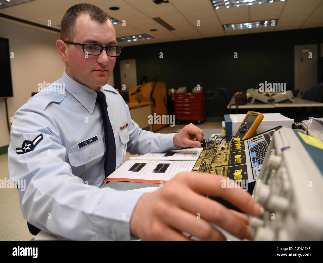 U.S. Air Force Airman Blanford Boston, 338° studente di Squadron, prova i circuiti di modulazione di ampiezza durante il corso comune di supporto al Cyber Space all'interno di Dolan Hall alla base dell'aeronautica di Keesler, Mississippi, 27 gennaio 2020. Boston si è laureata con punteggi perfetti per tutto il corso. Proseguirà la sua formazione nel corso sui sistemi di trasmissione a radiofrequenza presso Keesler AFB. (STATI UNITI Air Force foto di Kemberly Groue) Foto Stock