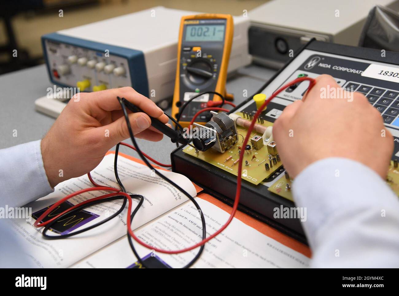 U.S. Air Force Airman Blanford Boston, 338° studente di Squadron, prova i circuiti di modulazione di ampiezza durante il corso comune di supporto al Cyber Space all'interno di Dolan Hall alla base dell'aeronautica di Keesler, Mississippi, 27 gennaio 2020. Boston si è laureata con punteggi perfetti per tutto il corso. Proseguirà la sua formazione nel corso sui sistemi di trasmissione a radiofrequenza presso Keesler AFB. (STATI UNITI Air Force foto di Kemberly Groue) Foto Stock