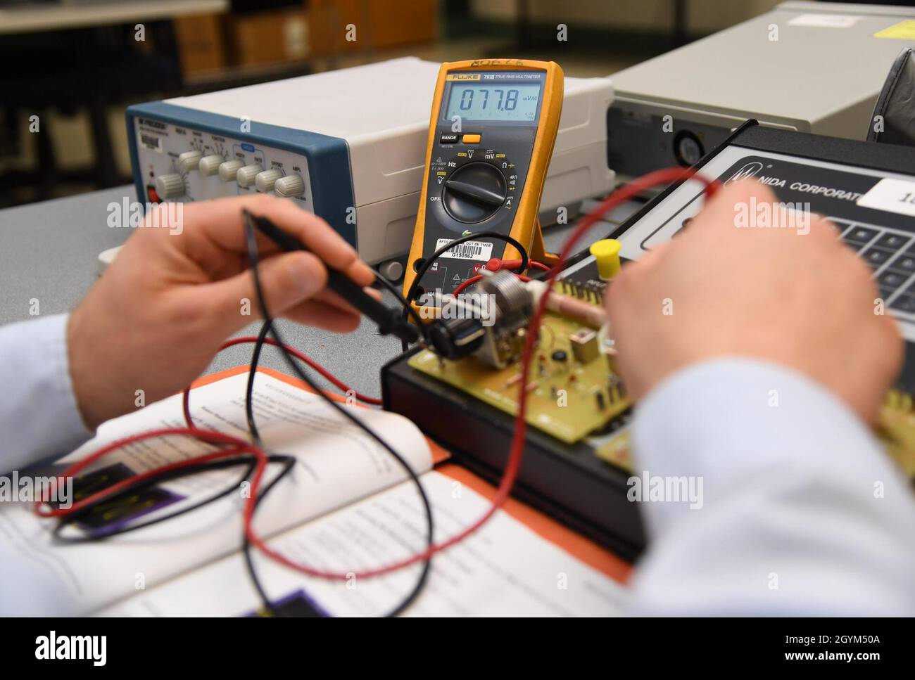 U.S. Air Force Airman Blanford Boston, 338° studente di Squadron, prova i circuiti di modulazione di ampiezza durante il corso comune di supporto al Cyber Space all'interno di Dolan Hall alla base dell'aeronautica di Keesler, Mississippi, 27 gennaio 2020. Boston si è laureata con punteggi perfetti per tutto il corso. Proseguirà la sua formazione nel corso sui sistemi di trasmissione a radiofrequenza presso Keesler AFB. (STATI UNITI Air Force foto di Kemberly Groue) Foto Stock
