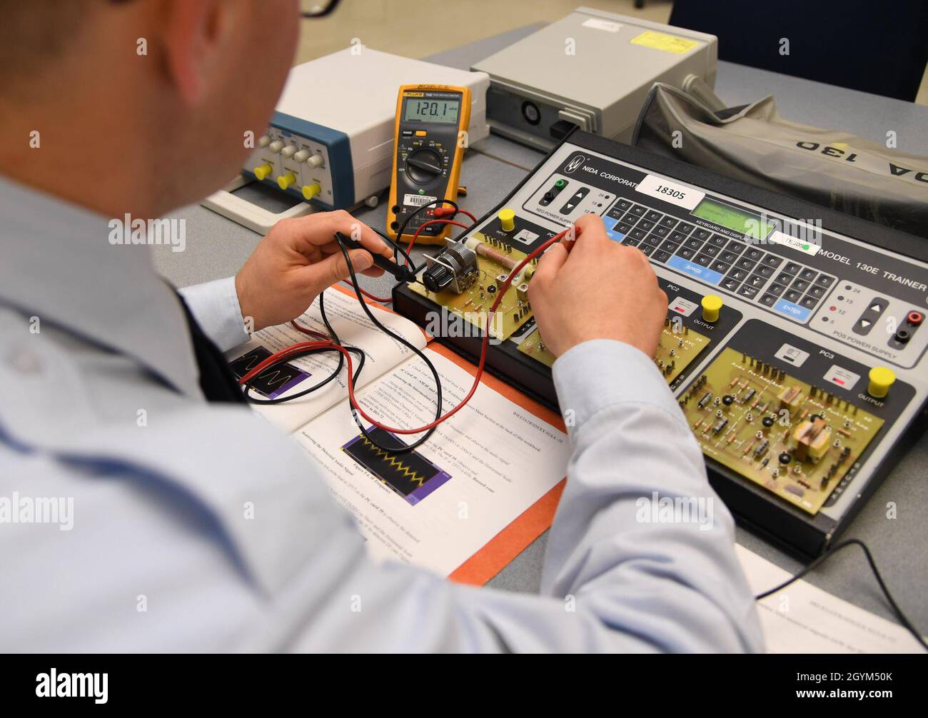 U.S. Air Force Airman Blanford Boston, 338° studente di Squadron, prova i circuiti di modulazione di ampiezza durante il corso comune di supporto al Cyber Space all'interno di Dolan Hall alla base dell'aeronautica di Keesler, Mississippi, 27 gennaio 2020. Boston si è laureata con punteggi perfetti per tutto il corso. Proseguirà la sua formazione nel corso sui sistemi di trasmissione a radiofrequenza presso Keesler AFB. (STATI UNITI Air Force foto di Kemberly Groue) Foto Stock