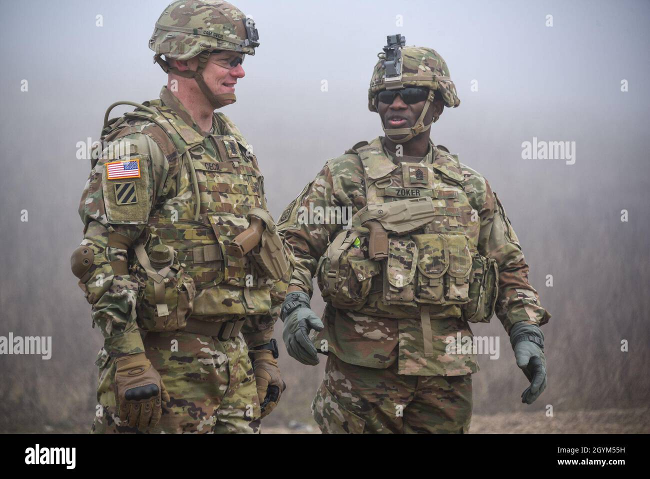 Comando dell'esercito degli Stati Uniti Sgt. Il Major Samuel Zoker, a destra, consigliere arruolato senior della 41° Brigata di artiglieria di campo, parla al comando Sgt. David Cecil, 1° Battaglione, 6° reggimento di artiglieria sul campo (1-6 fa), durante l'esercizio di Live-Fire di 1-6 sistemi di lancio multiplo M270A1 di fa BN (MLRS) presso la 7° Army Training Command's Grafenwoehr Training Area, Grafenwoehr, Germania, 27 gennaio 2020. (STATI UNITI Foto esercito di Markus Rauchenberger) Foto Stock