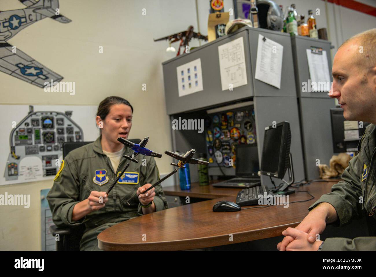 Il primo Lt. Alexandra Taylor, 37th Flying Training Wing T-6 istruttore pilota, discute formazione volare con il Capt. James Tillinger, 37th FTS member, 27 gennaio 2020, alla Columbus Air Force base, Mississippi. Prima di diventare un IP, Taylor si è laureato in Specialized Undergraduate Pilot Training presso Columbus AFB. (STATI UNITI Air Force foto di Airman Davis Donaldson) Foto Stock