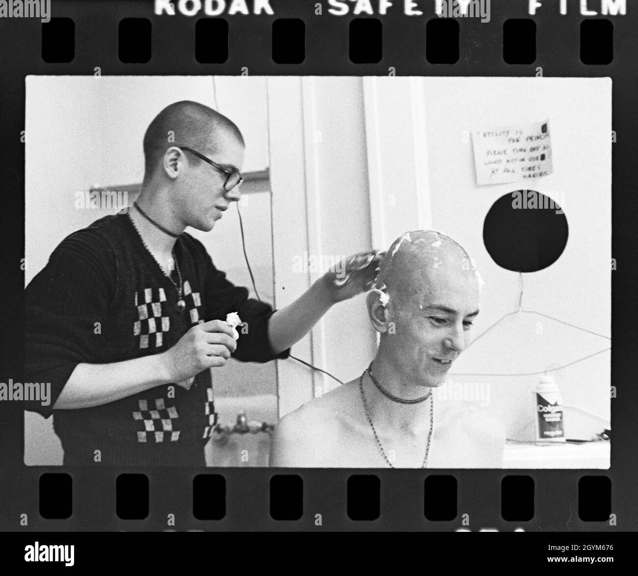 Hare Krishna che ottiene i capelli tagliati al tempiale di Hare Krishna ad Evanston, Illinois. 1974. Foto Stock