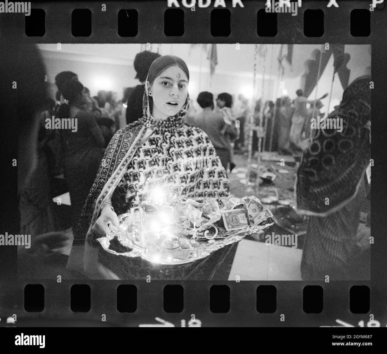 Offerte e contributi al tempio di Hare Krishna a Evanston, Illinois. 1974. Olympus OM-1 fotocamera, Tri-X film. Foto Stock