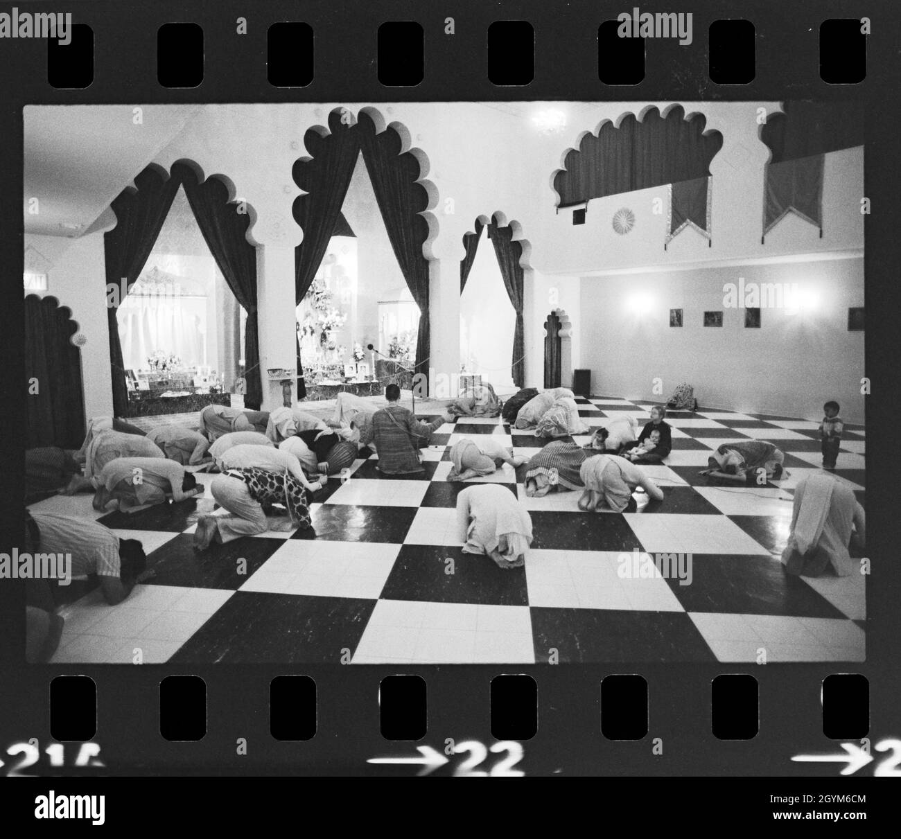 Pregando al tempio di Hare Krishna a Evanston, Illinois, 1974. Foto Stock