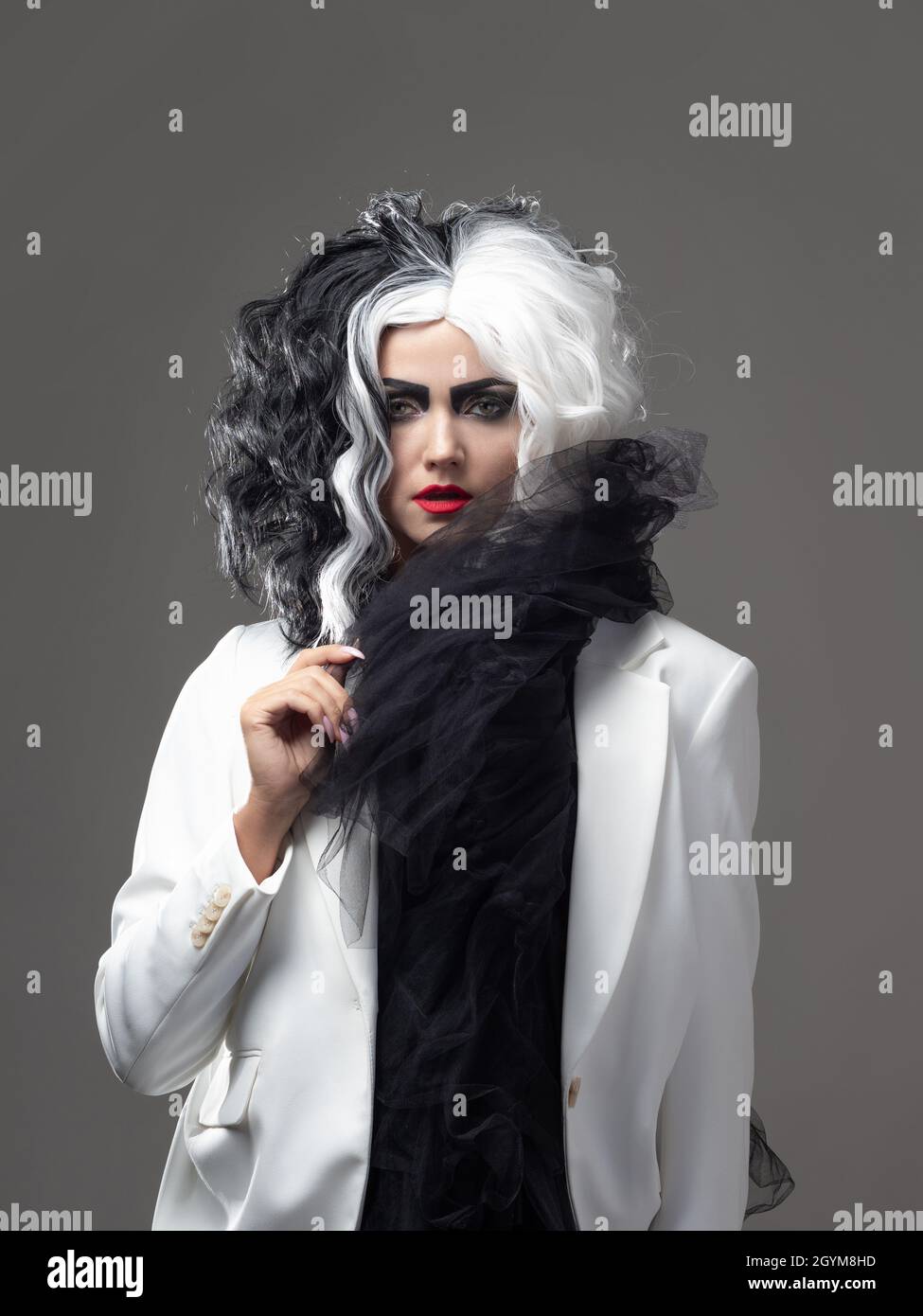 Una bellezza fatale in un'immagine di moda audace con capelli bianchi e neri. Un'elegante immagine ribelle per Halloween. Foto Stock