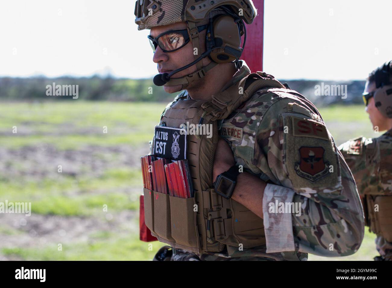 U.S. Air Force staff Sgt. Richard Marrero, 97th Security Forces Squadron, Altus Air Force base, OKL., partecipa alla sezione di tiro del team Air Education and Training Command Defender Challenge alla Joint base di San Antonio-Medina Annex, Texas, 29 gennaio 2020. Il campo di selezione di cinque giorni include un test di fitness fisico, armi M-9 e M-4 sparate, il percorso di ostacoli del guerriero alfa, una marcia di ruck e include anche un tiro al cane militare funzionante. Un totale di 27 Airmen, tra cui cinque movimentatori MWD e i loro partner canini, sono stati invitati a tryout per il team. Il sele sette Foto Stock