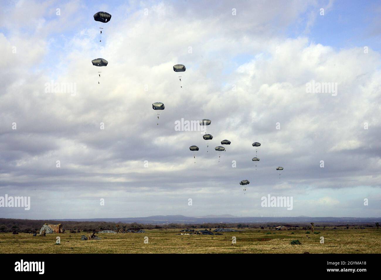 Paracadutisti statunitensi da HHC, 2° Battaglione, 503° reggimento fanteria, 173° Brigata Airborne e paracadutisti italiani da Reggimento Savoia Cavalleria, saltano da un aereo dell'Aeronautica militare americana C-130 Hercules durante l'esercizio Rock Topside 20, a Monte Romano, Italia, 29 gennaio 2020. Rock Topside è un esercizio congiunto di ingresso forzato per addestrare la capacità del battaglione di condurre operazioni di emergenza in aereo. Questa formazione sottolinea l'interoperabilità sia dei paracadutisti del 2° Battaglione, del 50° Reggimento fanteria e dei paracadutisti italiani del Reggimento Savoia Cavalleria 3.(U.S Army pho Foto Stock