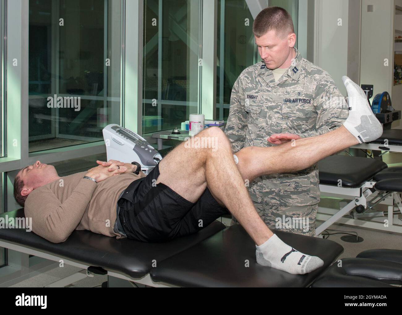 Ryan Knight, 4th Operational Medical Readiness Squadron Physical Therapist, preforms neuromuscolari Electrical Stimulation (NME) on, Major Dusten Weathers, 334a Flight Squadron Assistant Director of Operations, 29 gennaio 2019, presso la Thomas Koritz Clinic di Seymour Johnson Air Force base, N.C. Il fisioterapista lavora con i pazienti per identificare i problemi, sviluppare un piano di cura e fornire servizi che aiutano a ripristinare la funzione, migliorare la mobilità e alleviare il dolore. (STATI UNITI Air Force foto di Airman First Class Kimberly Barrera) Foto Stock