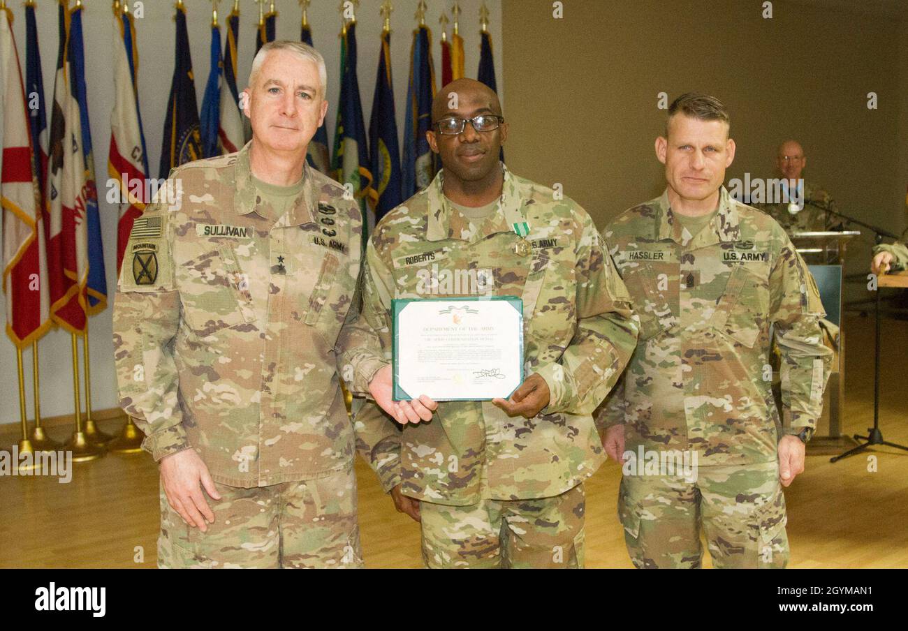 Gen. John Sullivan, a sinistra, comandante, primo comando di sostegno al Teatro e comando Sgt. Major Ronald Hassler, a destra, consigliere senior enlisted, 103o comando Expeditionary Sendment, presenti staff Sgt. Jamille Roberts, 401st AFSB, con la Medaglia di Comendazione dell'Esercito durante la cerimonia di induzione del Club di Audie Murphy sergente a Camp Arifjan, Kuwait, 30 gennaio 2020. (STATI UNITI Foto della riserva dell'esercito da SPC. Dakota Vanidestine) Foto Stock