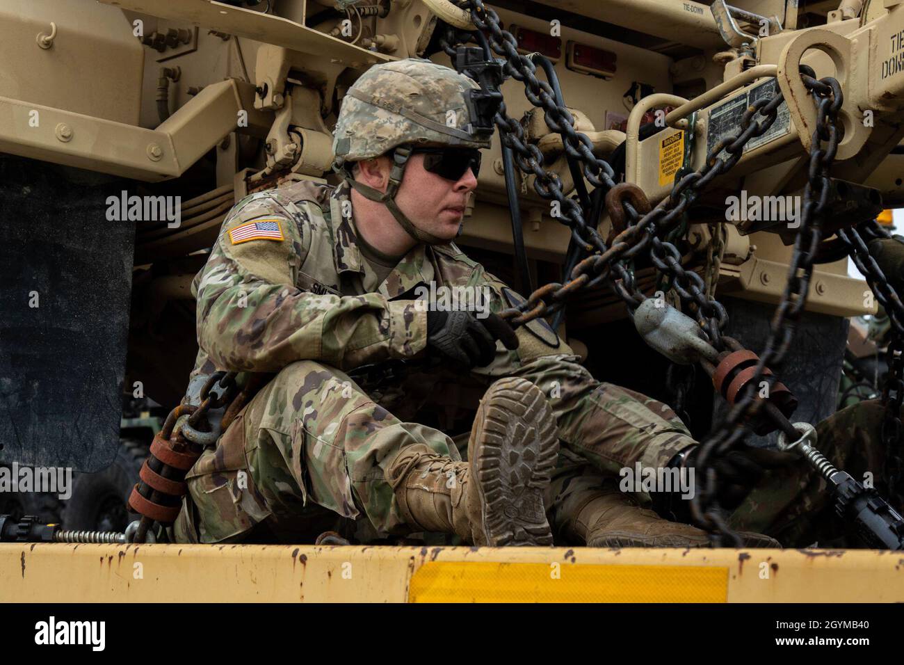 SPC. John Smith, 207th Signal Company, Special Trouies Battaglione, 1st Cavalry Division Songment Brigade, lega un veicolo “Wagonmaster” durante le operazioni di carico ferroviario a Fort Hood, Texas, 30 gennaio 2020. Le operazioni di carico ferroviario sono in preparazione dell'esercizio Defender-Europe 20, il dispiegamento di una forza di combattimento credibile per divisione dagli Stati Uniti all'Europa. (STATI UNITI Foto dell'esercito di Sgt. Calab Franklin) Foto Stock