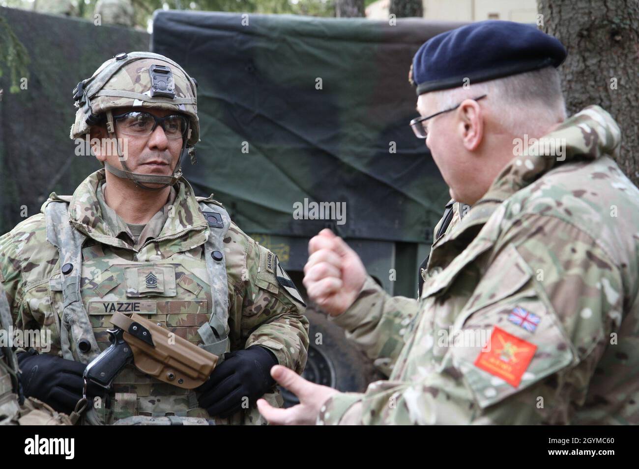 Il Brigadier britannico Darren Stewart, capo del diritto operativo presso la sede dell'esercito britannico, parla con il comando Sgt. Il 30 gennaio 2020 il Major Alexander Yazzie della II Brigade Combat Team, 1° Divisione Cavalry durante il Combined Resolve XIII presso il Joint Multinational Readiness Centre di Hohenfels, in Germania. Durante la risoluzione combinata, 17 nazioni partner e alleati lavorano insieme per aumentare l'interoperabilità. (Foto di U.S. Army National Guard Sgt. Fiona Berndt) Foto Stock