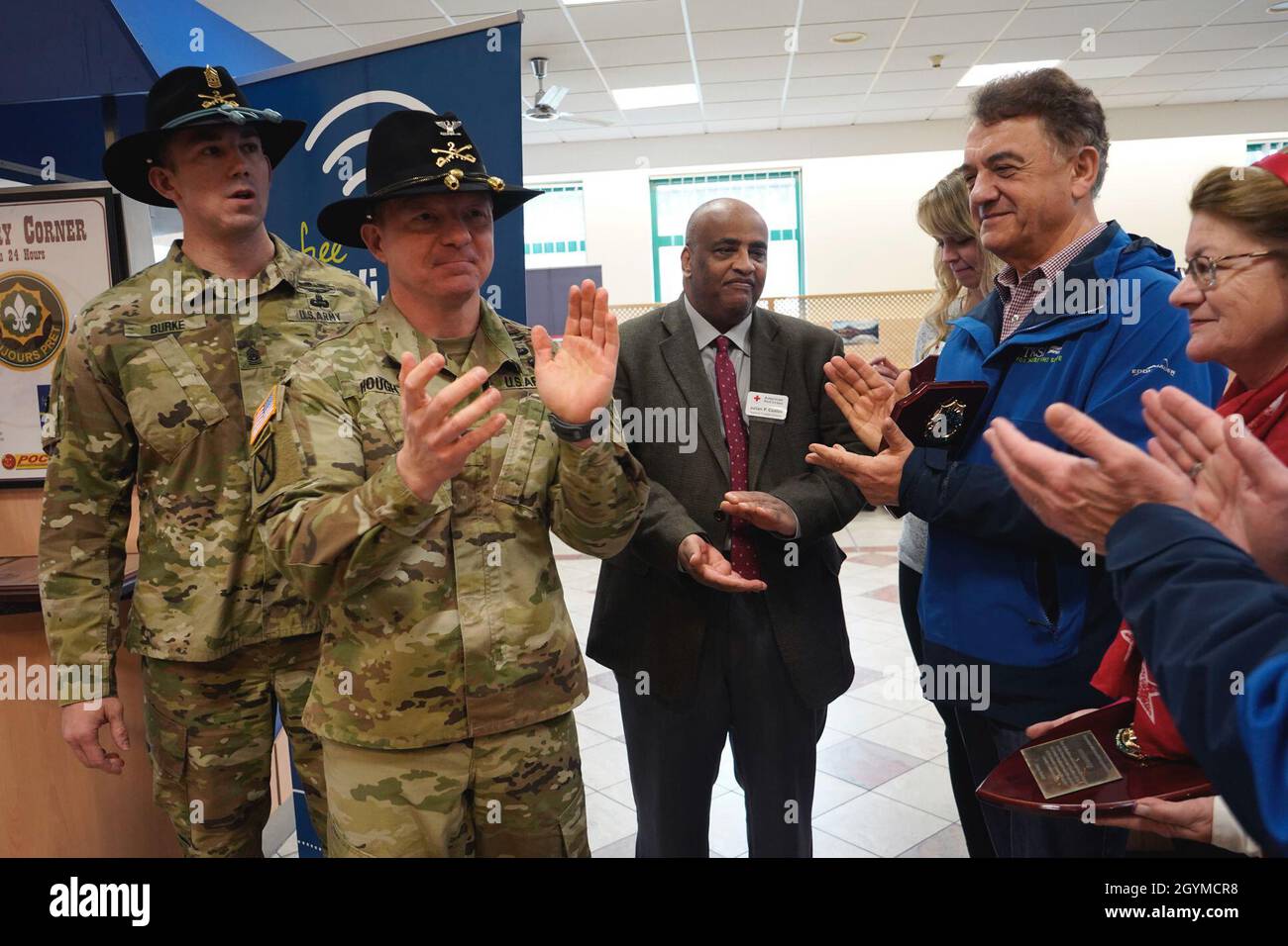 Thomas Hough, (a sinistra) il comandante reggimento del reggimento 2d Cavalry Regiment, si aggrappa dopo aver presentato le placche alle organizzazioni che hanno contribuito allo sviluppo del Cavalry Corner a Vilseck, Germania, 31 gennaio 2020. La giornata è servita come grande apertura della struttura 24 ore su 24. (STATI UNITI Foto dell'esercito di Sgt. LaShic Patterson) Foto Stock