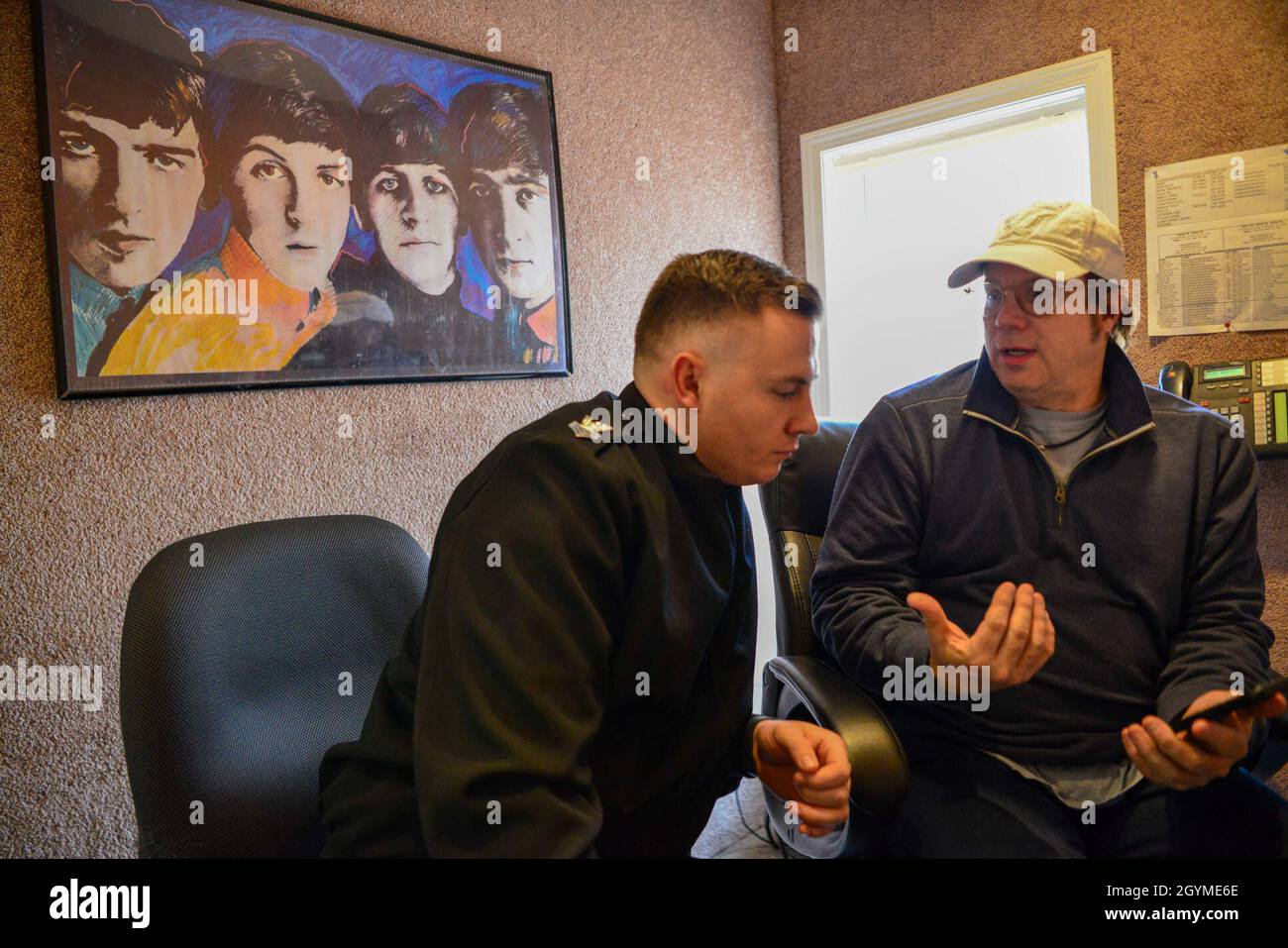 200131-N-RB168-0099 HORSEHEADS, NY. (31 gennaio 2020) Navy Career Counselor 1st Class Christopher Donahue, a sinistra, un recruiter assegnato a Navy Talent Acquisition Group (NTAG) Pittsburgh, rivede un copione radiofonico con il direttore musicale, Dave Pal alla stazione radio 95theMet. Donahue e Pal registrarono e editarono il commercio per favorire l'efficacia degli sforzi di reclutamento della Marina. NTAG Pittsburgh, parte del comando Navy Recruiting, recluta la prossima generazione di marinai Navy in tutte le aree della Pennsylvania, New York, West Virginia e Maryland. Il comando Navy Recruiting consiste in una comm Foto Stock