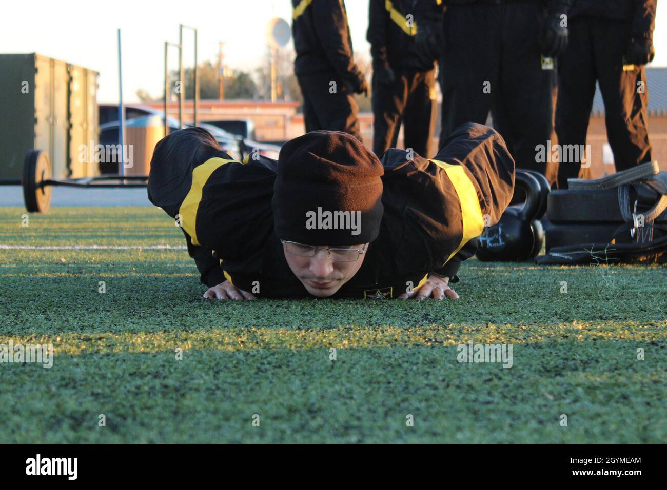 Un undicesimo Trooper Armored Cavalry Regiment attende il segnale di partenza per l'evento Hand Release Push-Up – Arm Extension al Multipurpose Field di Fort Irwin, California, il 31 gennaio 2020. La HRP mette alla prova la forza muscolare e la resistenza del soldato. Foto Stock