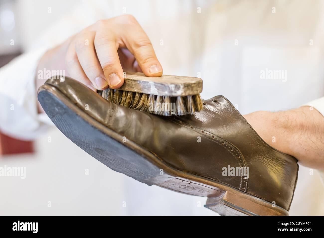 Corpo maschile e scarpe in pelle marrone parigina restauranti a mano Foto  stock - Alamy
