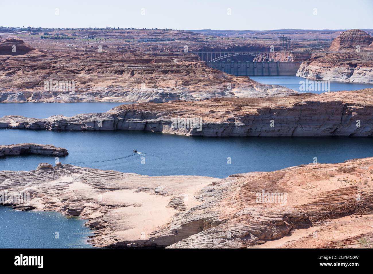 Vista a monte della diga di Glen Canyon che colpisce il lago Powell sul fiume Colorado, una fonte di energia idroelettrica pulita. Foto Stock