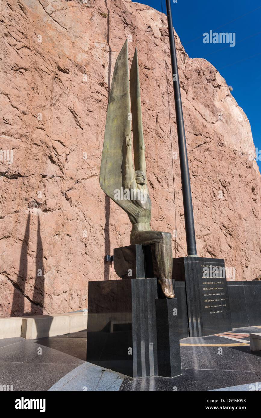 Una grande statua di bronzo in stile Art Deco chiamata le figure alate della Repubblica nella piazza commemorativa della diga di Hoover. Foto Stock