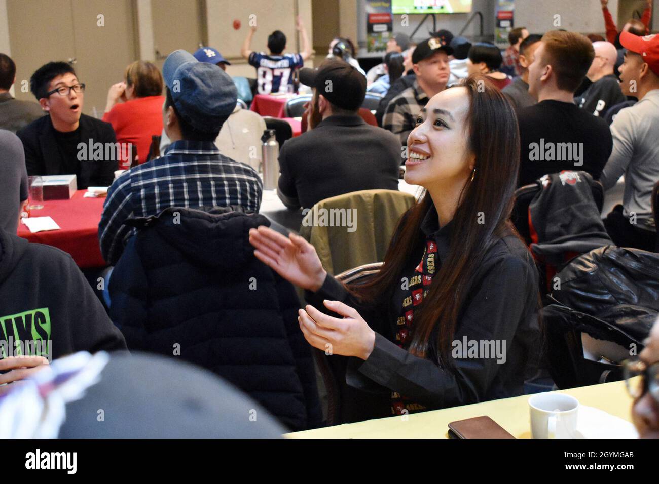 Erika Katagiri, dipendente del Commissariato di Camp Zama, si è rallegrato dei San Francisco 49ers durante la festa del Super Bowl IV al Club della comunità di Camp Zama, Camp Zama, Giappone, 3 febbraio 2020. Foto Stock