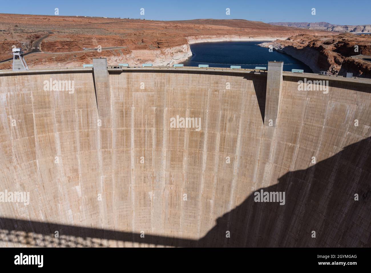 Vista della diga di Glen Canyon che colpisce il lago Powell sul fiume Colorado, una fonte di energia idroelettrica pulita. Foto Stock