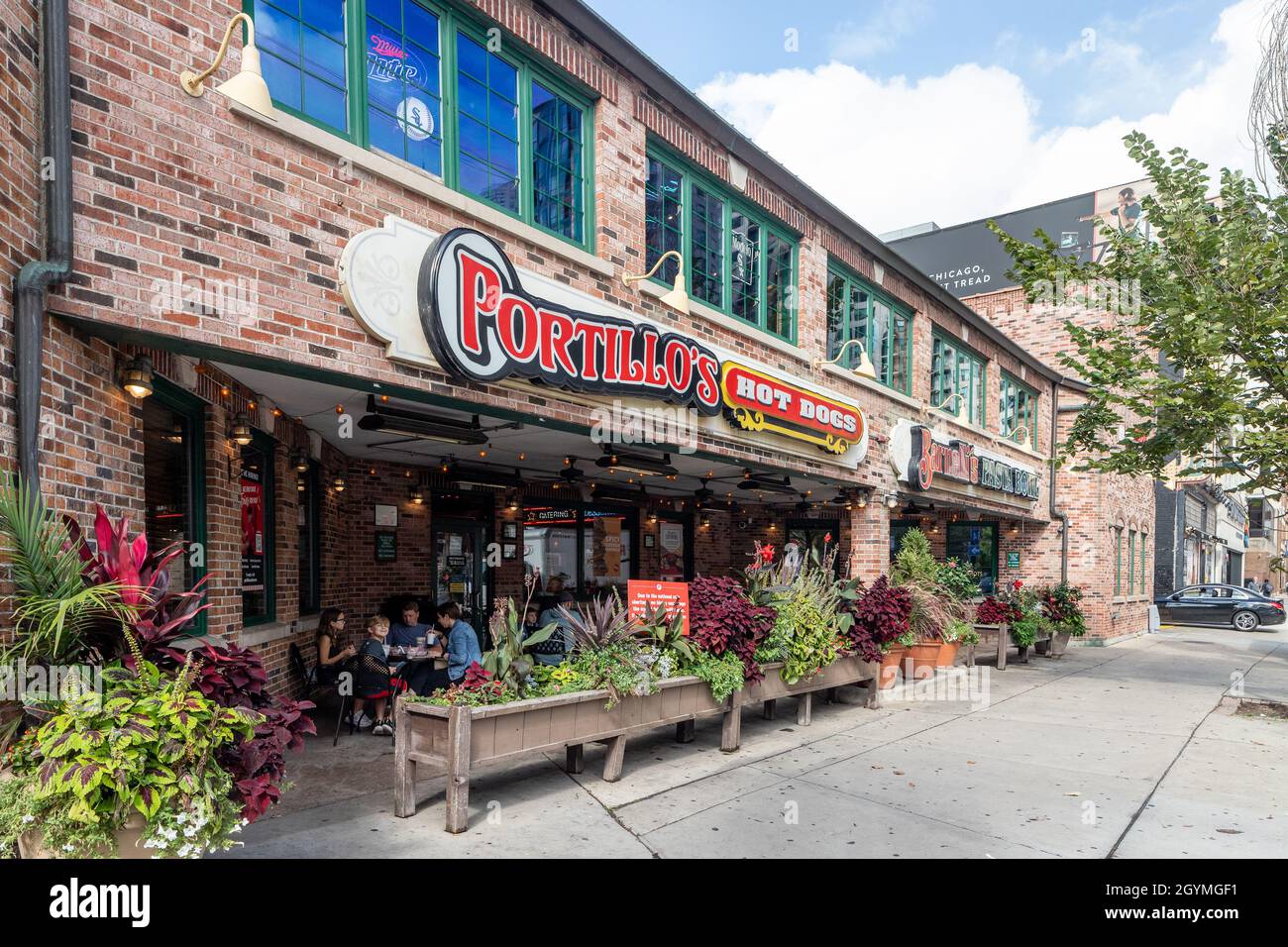 Portillo's e Bernelli's sono una catena di ristoranti, con sede a Chicago, conosciuta per i loro hot dog, i sandwich di manzo italiani e altri fast food. Foto Stock