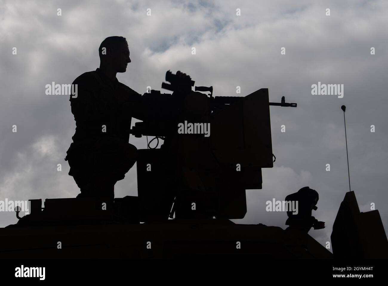 PFC dell'esercito degli Stati Uniti. Brodi Woodworth, pilota e sparatutto per il 3° Platoon, Delta Company, Task Force Guardian, assegnato alla Combined Joint Task Force – Horn of Africa, monta una mitragliatrice M240B su un veicolo All-Terrain (M-ATV) protetto da Ambush Mine (MRAP), a Camp Lemonnier, Gibuti, 4 febbraio 2020. (STATI UNITI Air Force foto di Tech. SGT. Ashley Nicole Taylor) Foto Stock