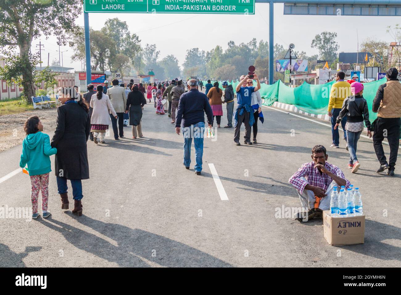 WAGAH, INDIA - 26 GENNAIO 2017: La gente cammina verso il confine per assistere alla cerimonia militare al confine India-Pakistan a Wagah, nel Punjab, India. Foto Stock