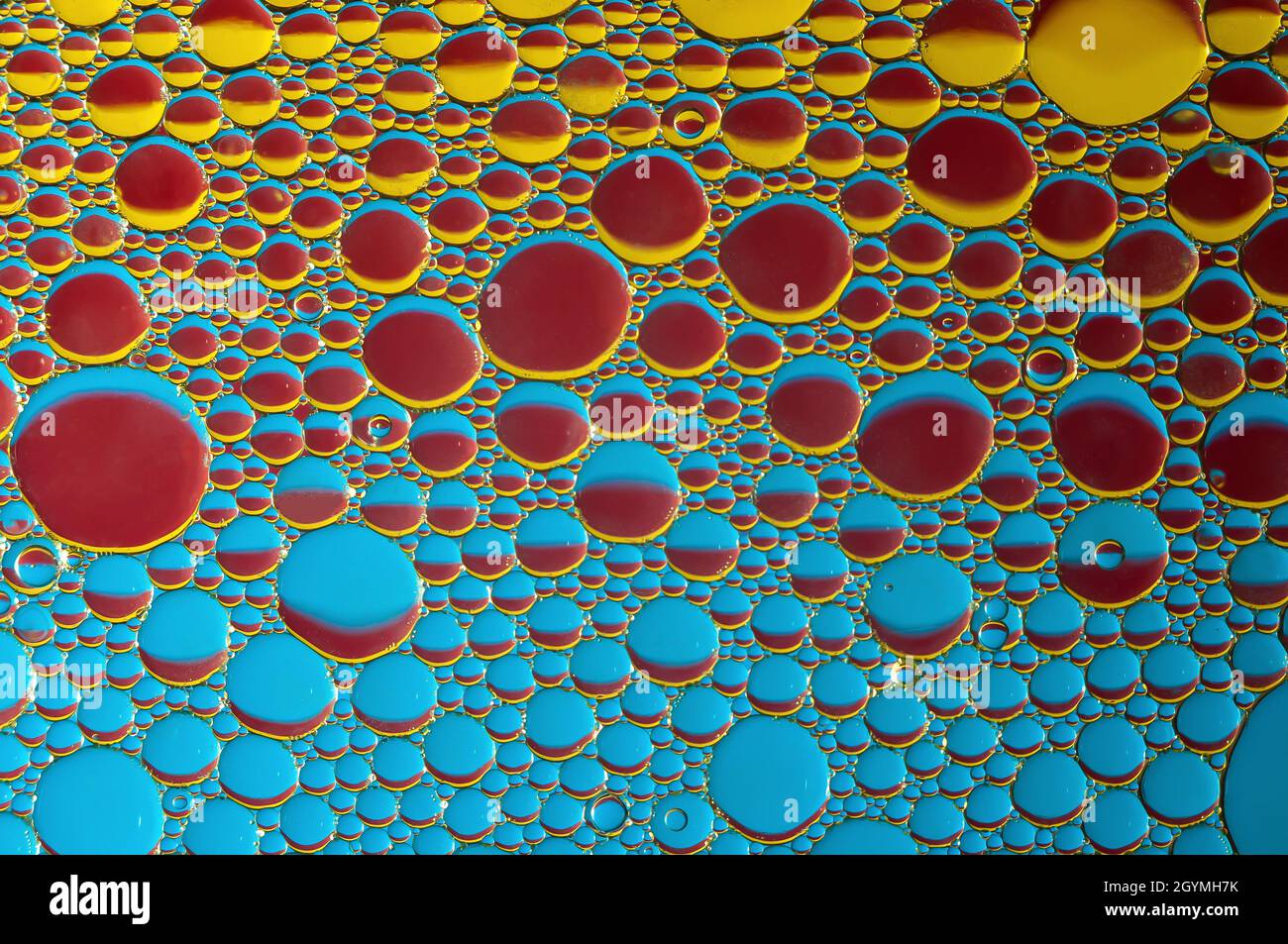 Sfondo astratto e consistenza di gocce d'olio su acqua con colori diversi Foto Stock