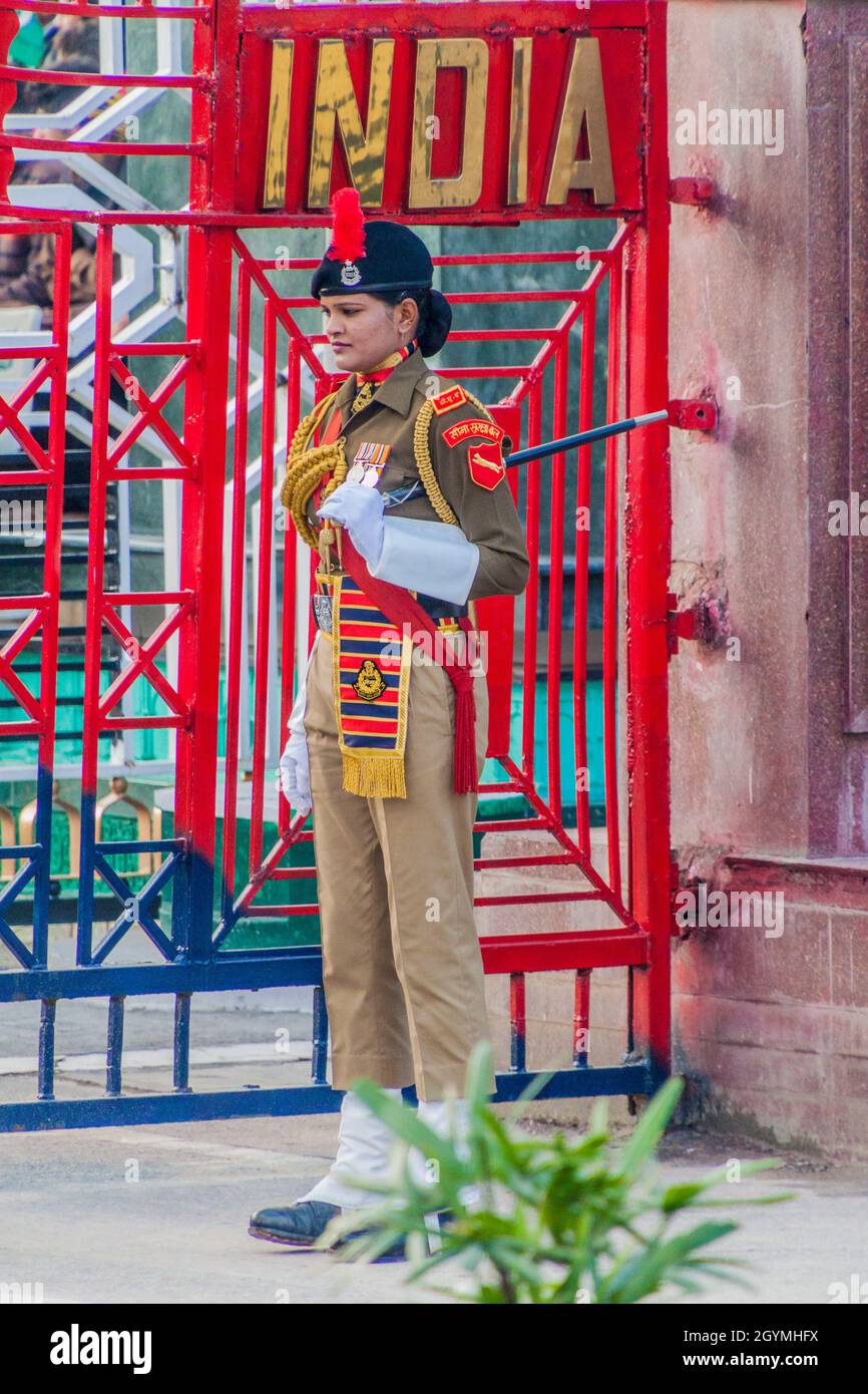 WAGAH, INDIA - 26 GENNAIO 2017: Guardia di confine alla cerimonia militare al confine India-Pakistan a Wagah a Punjab, India. Foto Stock