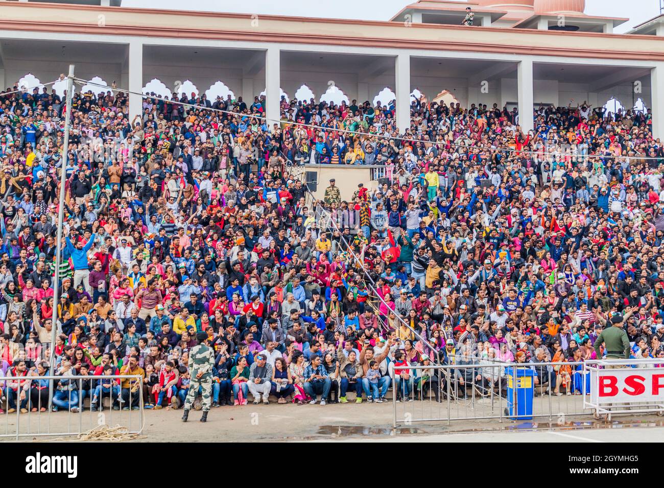 WAGAH, INDIA - 26 GENNAIO 2017: Gli spettatori guardano la cerimonia militare al confine India-Pakistan a Wagah in Punjab, India. Foto Stock
