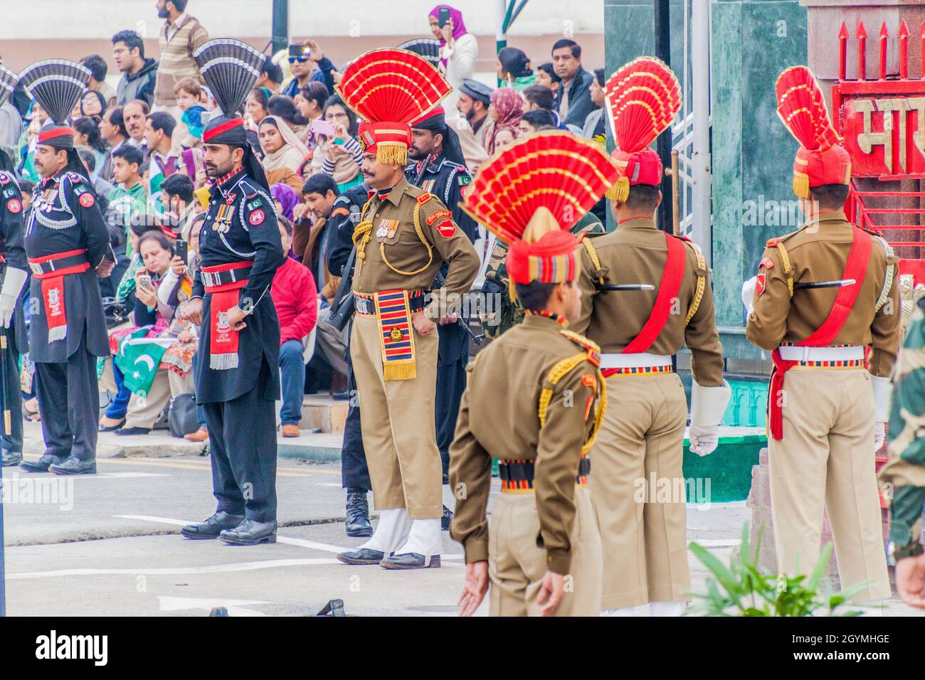 WAGAH, INDIA - 26 GENNAIO 2017: Guardie di confine alla cerimonia militare al confine India-Pakistan a Wagah in Punjab, India. Foto Stock