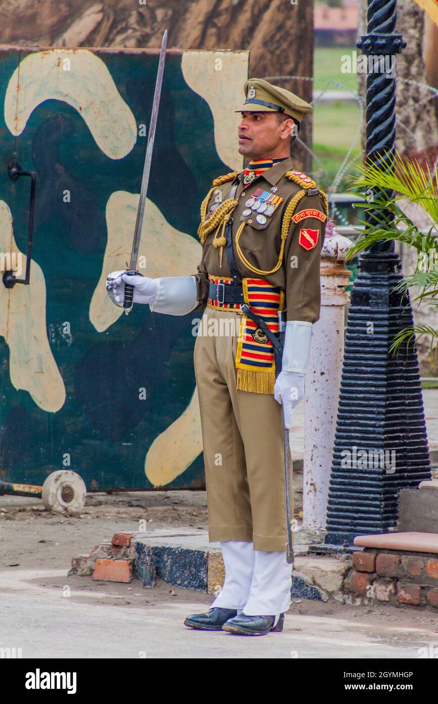 WAGAH, INDIA - 26 GENNAIO 2017: Membro della forza di sicurezza di confine alla cerimonia militare al confine India-Pakistan a Wagah in Punjab, India. Foto Stock