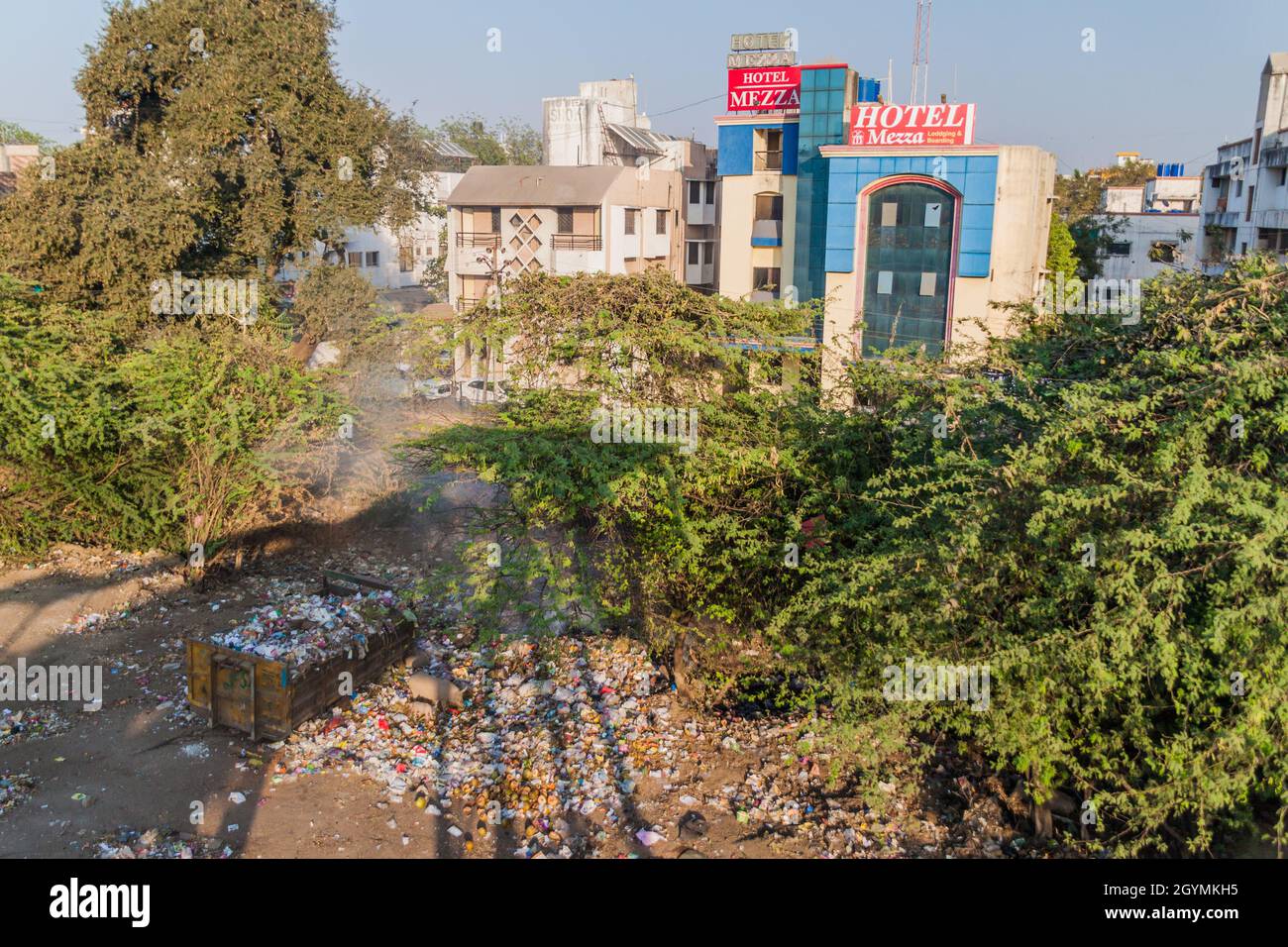 AURANGABAD, INDIA - 6 FEBBRAIO 2017: Hotel Mezza e spazzatura zona coperta in Aurangabad, Maharasthra stato, India Foto Stock