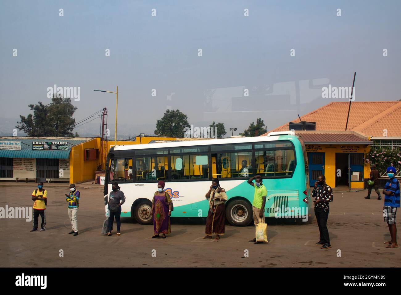 Le persone in attesa del prossimo autobus a una fermata di mantenere sociale distanziamento. Ruanda. Foto Stock