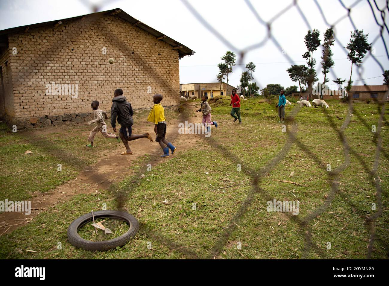 I bambini giocano in un'area all'aperto. Ruanda. Foto Stock