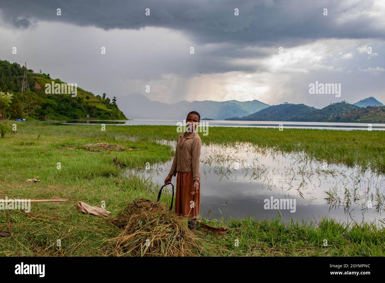 Una giovane ragazza che lavora in un campo di risaie. Ruanda. Foto Stock