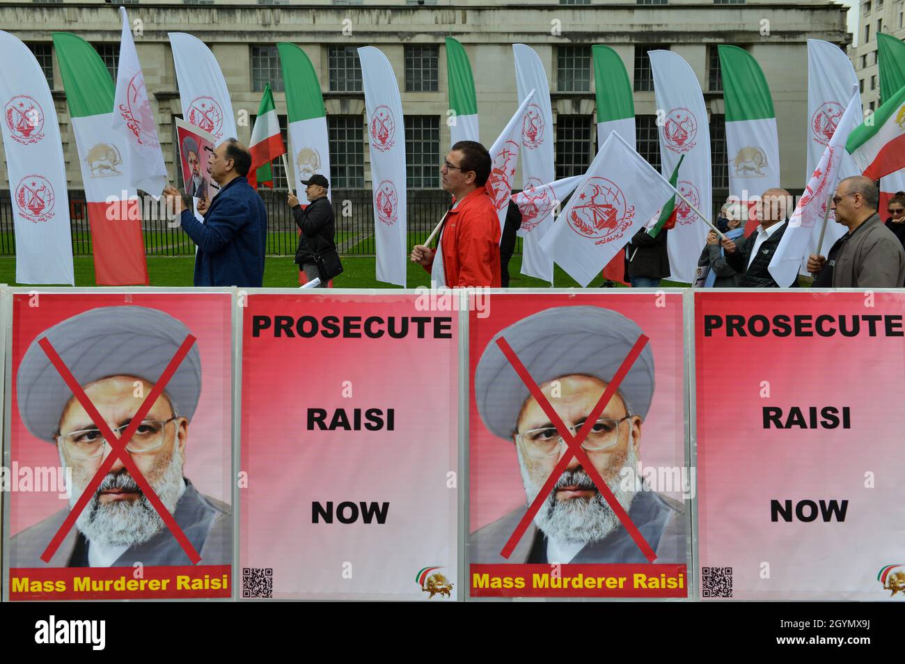 Londra, Regno Unito. 08 ottobre 2021. I manifestanti marciano con bandiere mentre prendono parte ad un raduno di fronte a Downing Street 10 il giorno della Giornata Internazionale contro la pena di morte. La comunità anglo-iraniana condanna la partecipazione del presidente iraniano alla conferenza COP26 a Glasgow. Credit: SOPA Images Limited/Alamy Live News Foto Stock