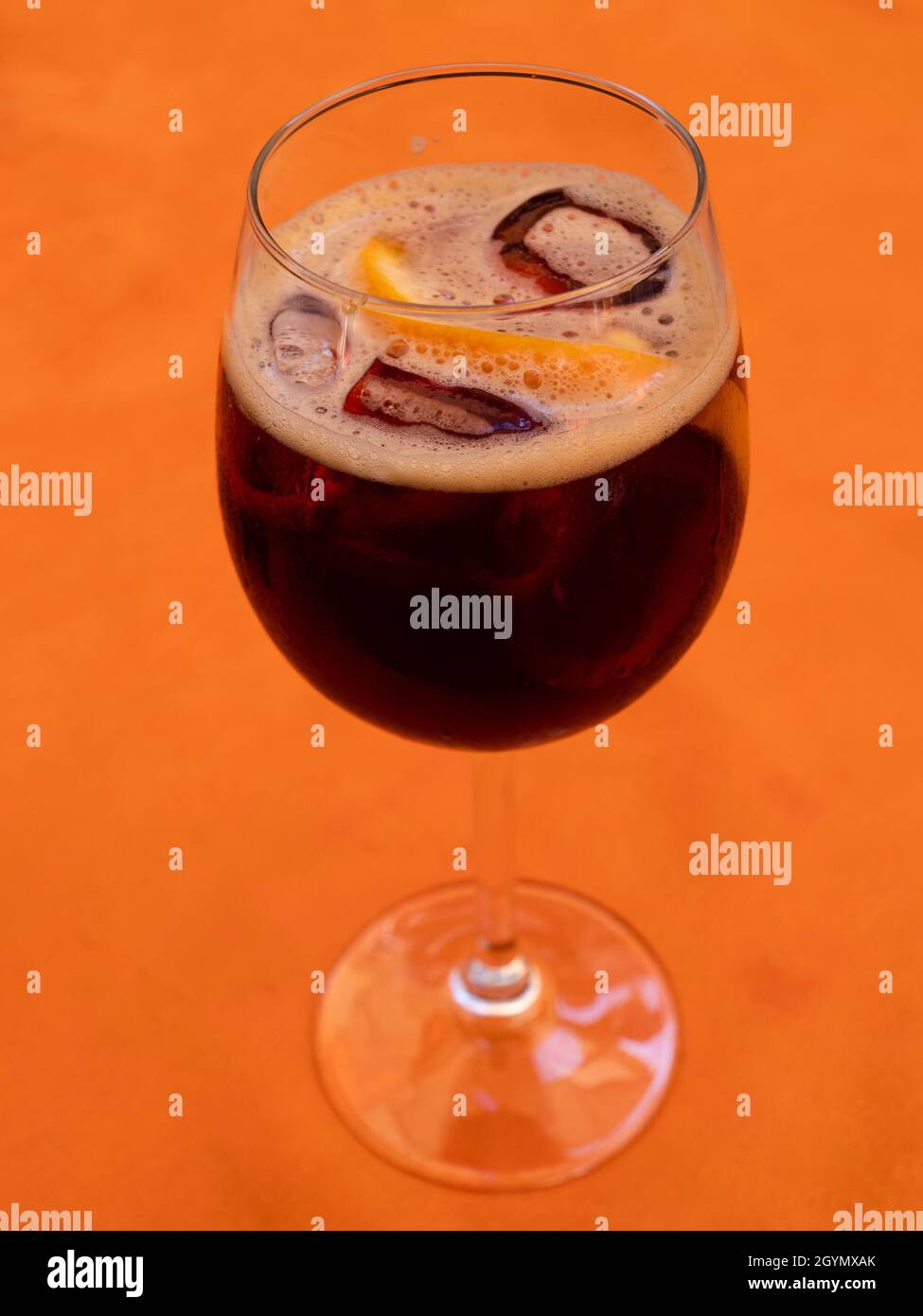 Berto Spritz aperitivo italiano drink su sfondo arancione Foto Stock