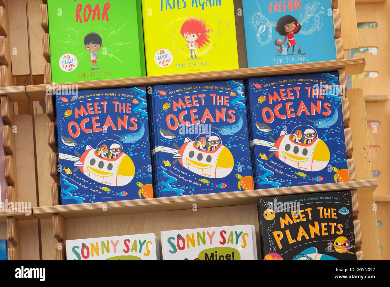 Cheltenham Letteratura Festival, Cheltenham, UK - Venerdì 8 Ottobre 2021 - selezione di nuovi libri per bambini in vendita il giorno di apertura del Cheltenham Letteratura Festival incluso Caryl Hart - il Festival si svolge per 10 giorni - le vendite di libri sono salite durante la pandemia. Foto Steven Maggio / Alamy Live News Foto Stock