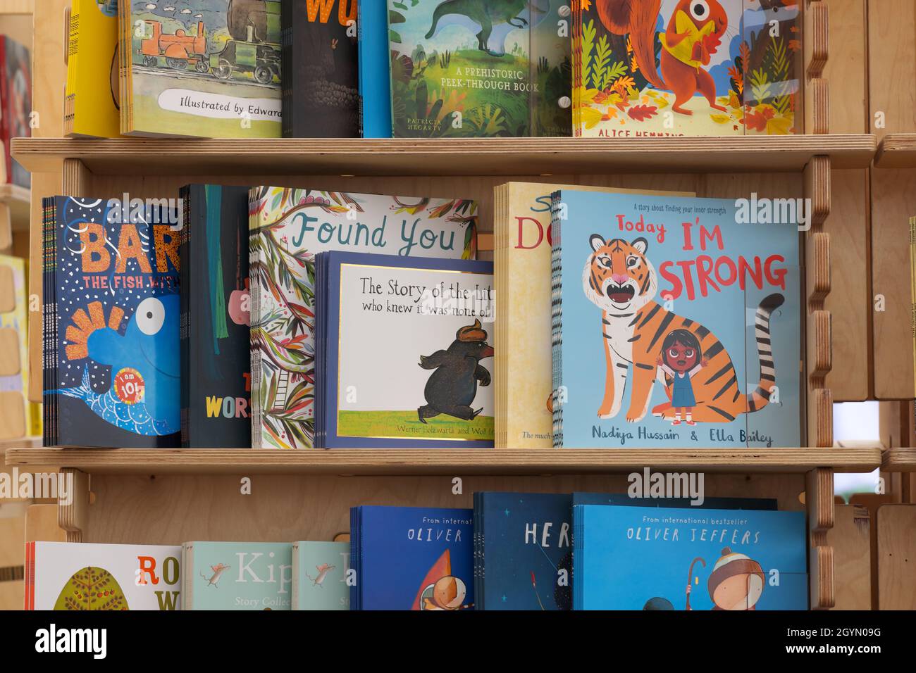 Cheltenham Letteratura Festival, Cheltenham, UK - Venerdì 8 Ottobre 2021 - selezione di nuovi libri per bambini in vendita il giorno di apertura del Cheltenham Letteratura Festival - il Festival si svolge per 10 giorni - le vendite di libri sono salite durante la pandemia. Foto Steven Maggio / Alamy Live News Foto Stock