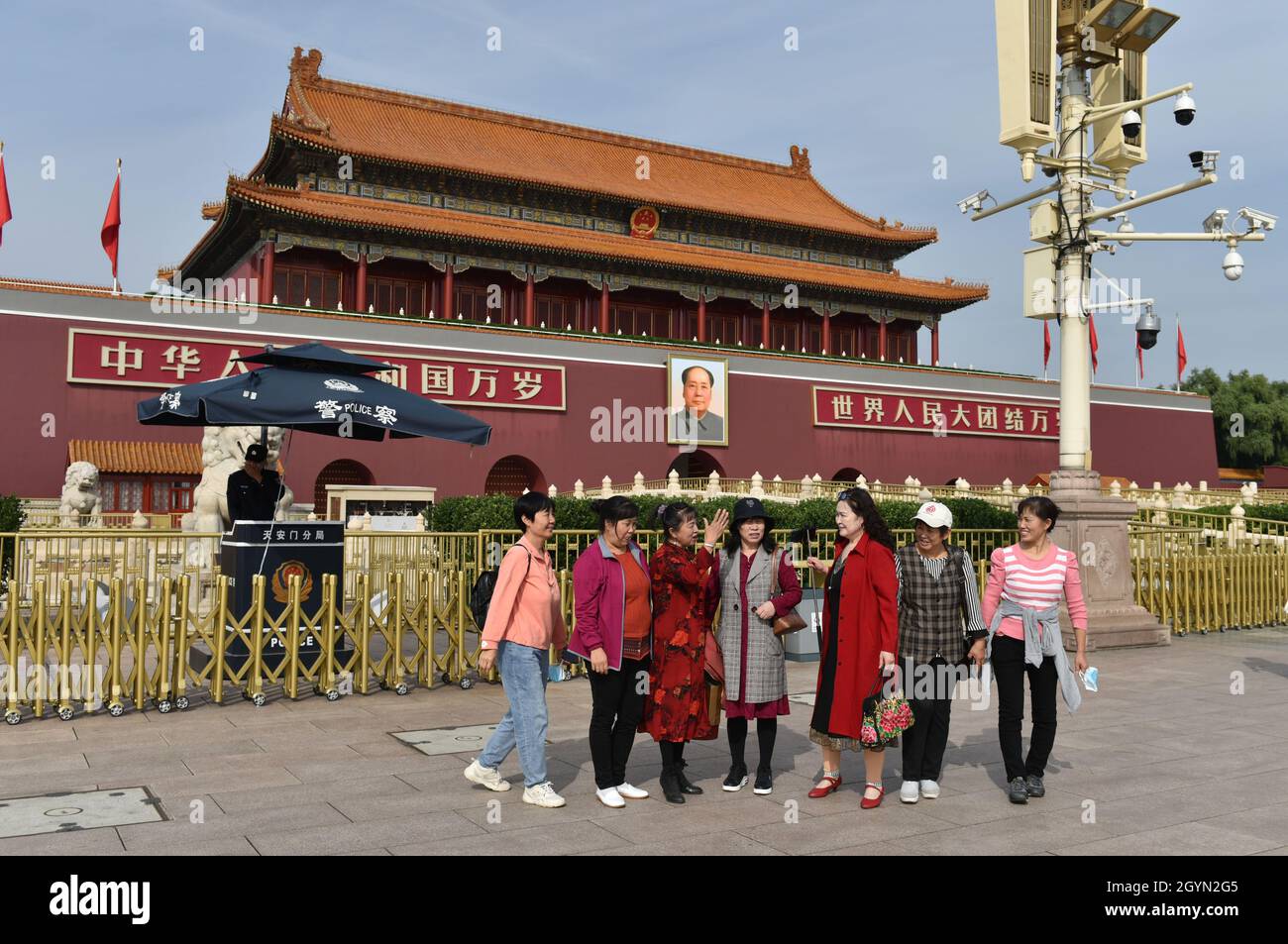 Pechino, Cina. 08 ottobre 2021. I turisti visitano Piazza Tiananmen. Di recente, Pechino ha dato il via a un bel tempo. Molte persone scelgono di uscire dalle loro case e sentire la temperatura confortevole dell'autunno. La Cina terrà un incontro per commemorare il 110° anniversario della rivoluzione del 1911 presso la Grande Sala del Popolo, vicino a Piazza Tiananmen, a Pechino il 9 ottobre. (Foto di Sheldon Cooper/SOPA Images/Sipa USA) Credit: Sipa USA/Alamy Live News Foto Stock