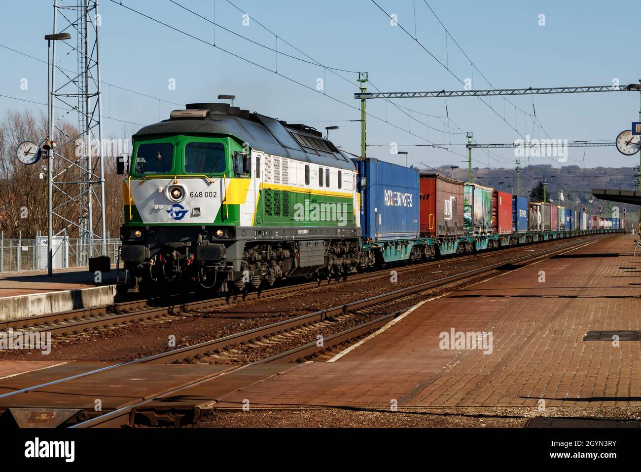 Zalaszentivan, Ungheria - 7 marzo 2021: Treno locomotore alla stazione ferroviaria. Trasporto internazionale. Trasporto globale. Trasporto merci. Ferrovie i Foto Stock